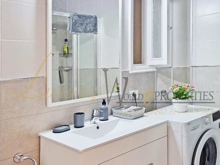 Apartment for Sale in Los Cristianos, Tenerife, España 13