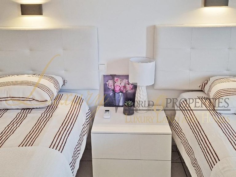 Apartment for Sale in Los Cristianos, Tenerife, España 12