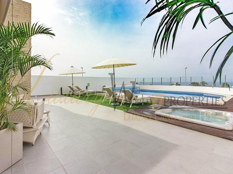 Villa for Sale in Costa Adeje, Tenerife, España 8