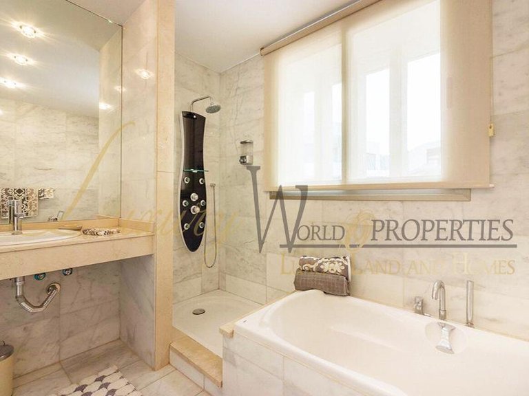 Villa for Sale in Costa Adeje, Tenerife, España 37