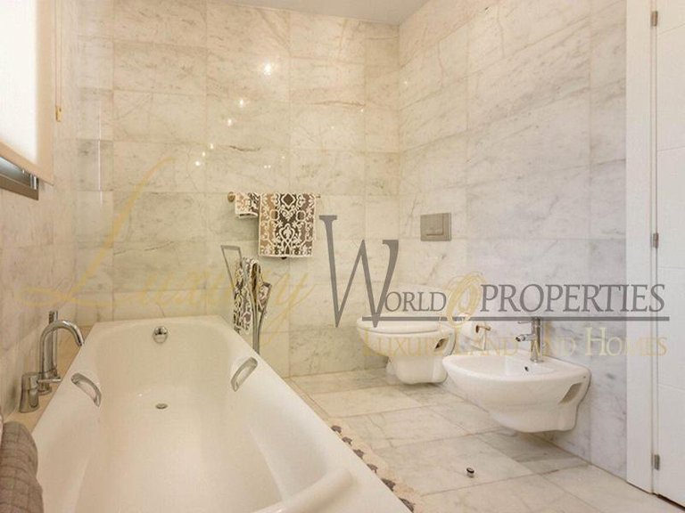 Villa for Sale in Costa Adeje, Tenerife, España 38