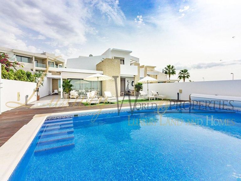 Villa for Sale in Costa Adeje, Tenerife, España 2