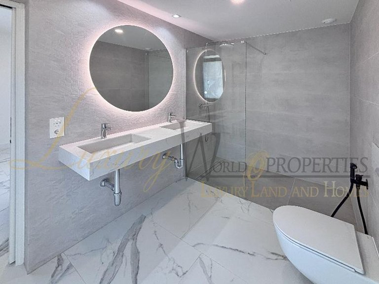 Villa for Sale in Costa Adeje, Tenerife, España 39