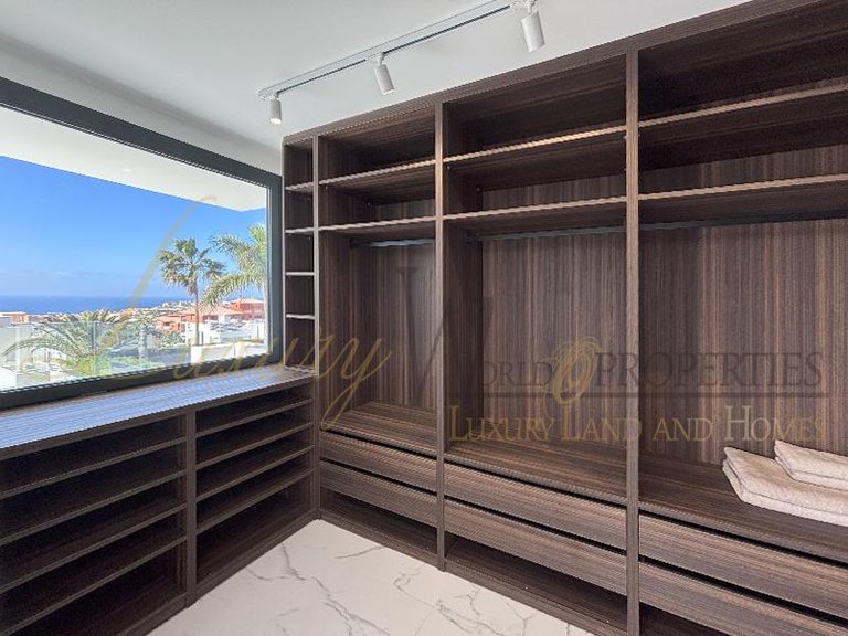 Villa for Sale in Costa Adeje, Tenerife, España 24