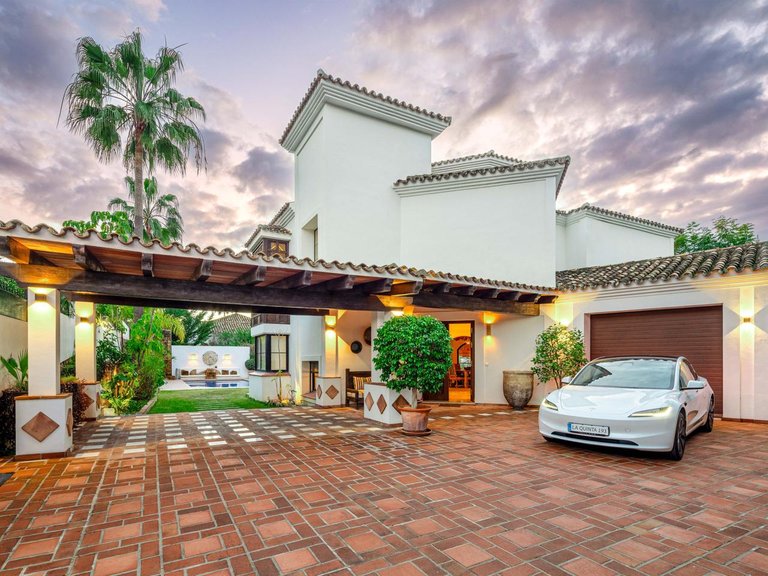 Villa for Sale in Benahavís, Malaga 11