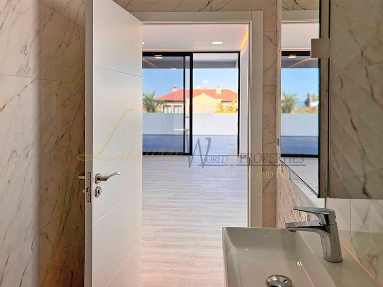 Villa for Sale in Costa Adeje, Tenerife, España 26