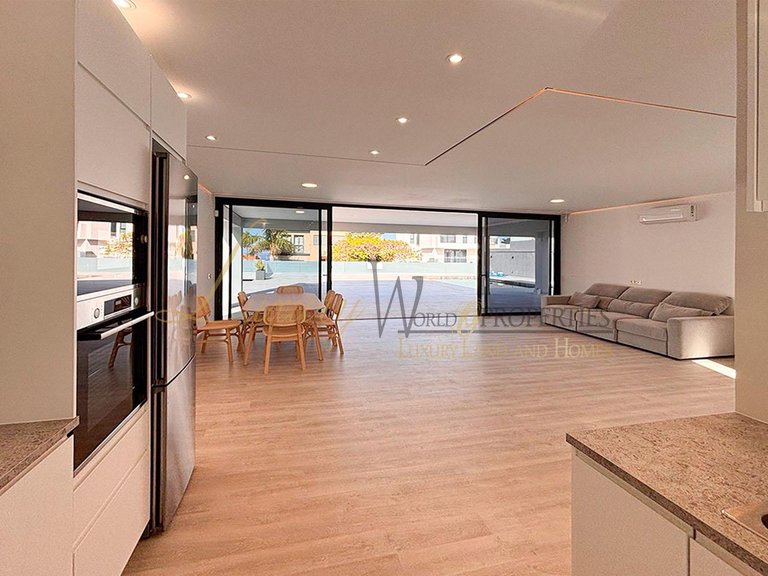 Villa for Sale in Costa Adeje, Tenerife, España 8