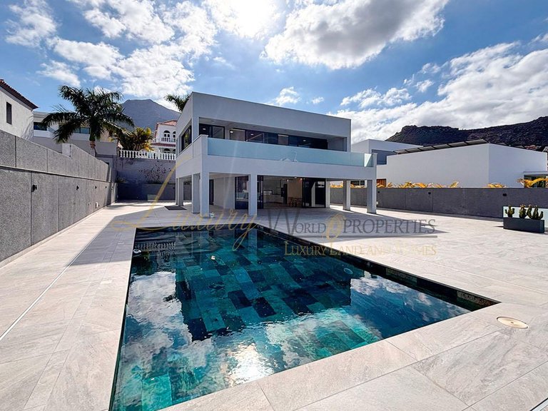 Villa for Sale in Costa Adeje, Tenerife, España 1