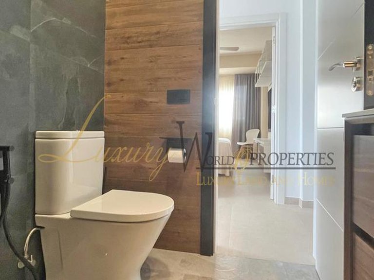 Apartment for Sale in Los Cristianos, Tenerife, España 17