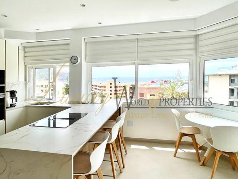 Apartment for Sale in Los Cristianos, Tenerife, España 8