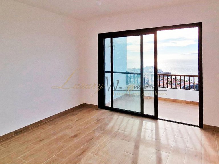 Apartment for Sale in Los Gigantes, Tenerife, España 11