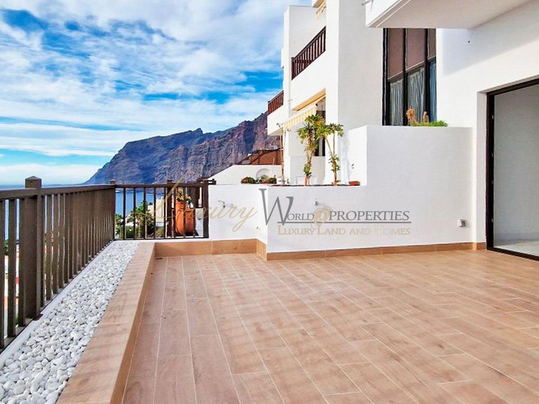 Apartment for Sale in Los Gigantes, Tenerife, España 2