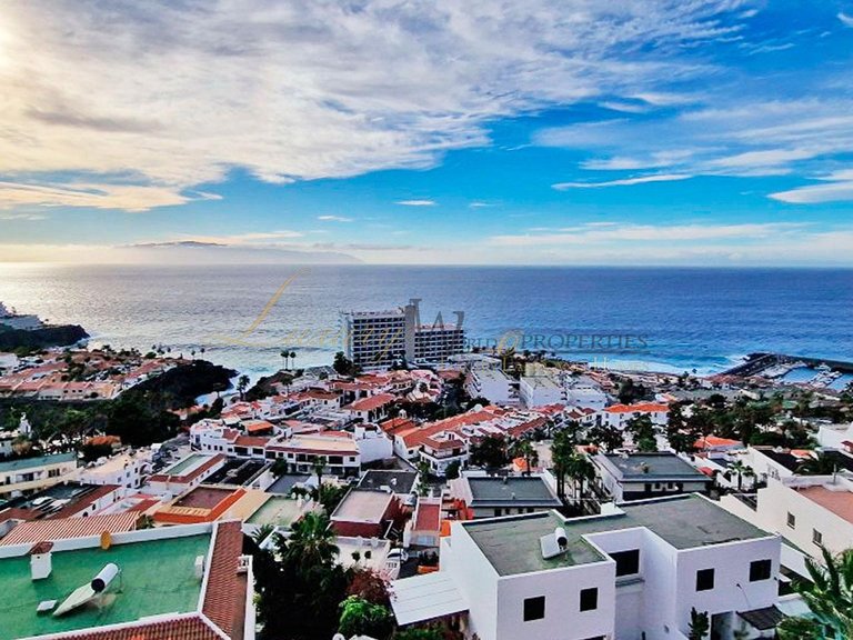 Apartment for Sale in Los Gigantes, Tenerife, España 1