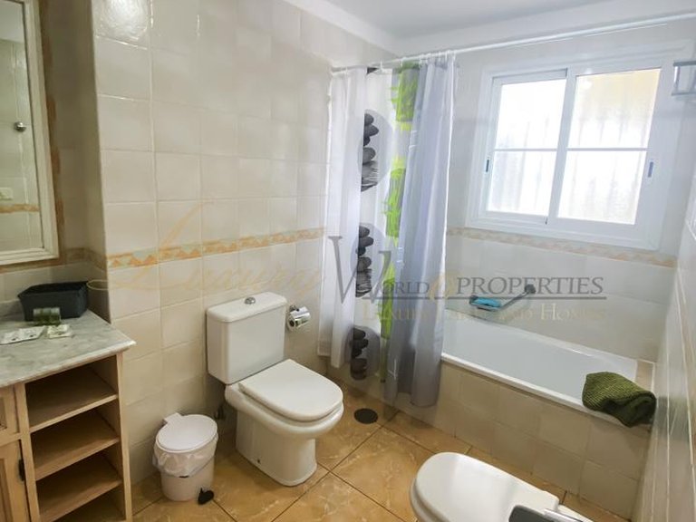Apartment for Sale in Los Cristianos, Tenerife, España 11
