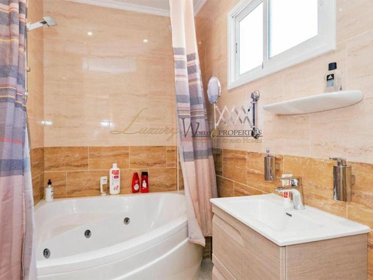 Villa for Sale in Costa Adeje, Tenerife, España 26