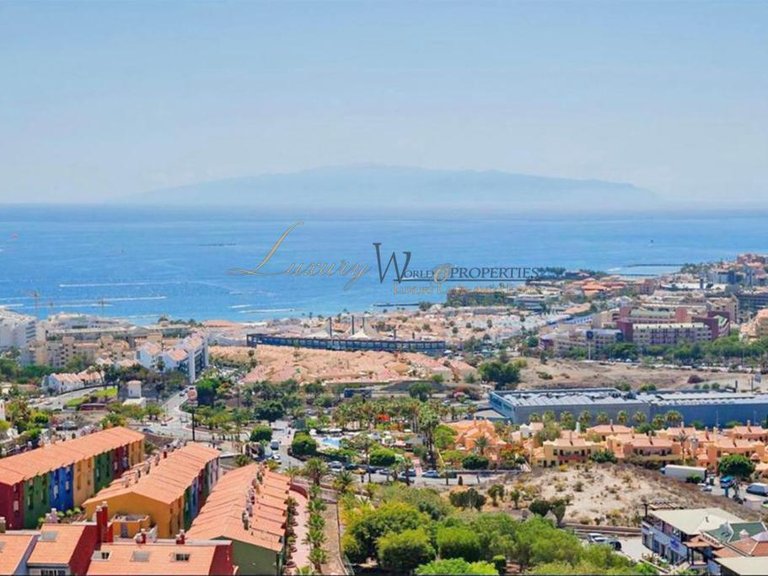 Villa for Sale in Costa Adeje, Tenerife, España 2