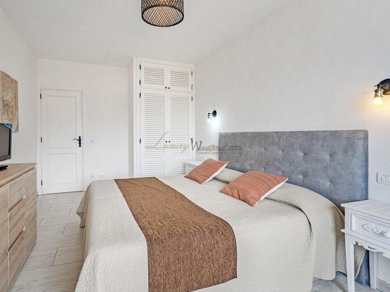 Apartment for Sale in Playa Paraiso, Tenerife, España 3