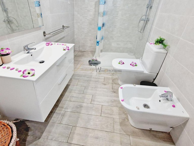 Apartment for Sale in Los Cristianos, Tenerife, España 16