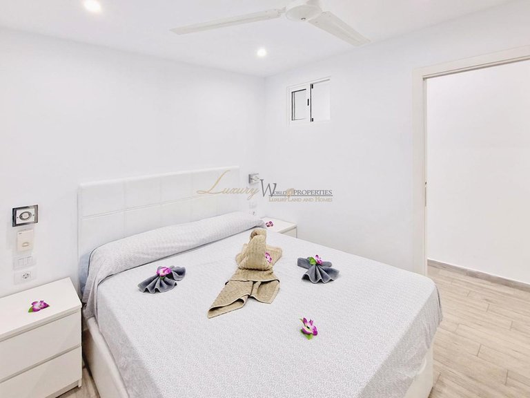 Apartment for Sale in Los Cristianos, Tenerife, España 12