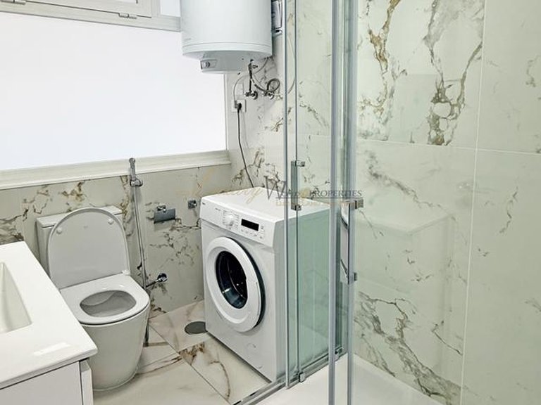 Apartment for Sale in Los Cristianos, Tenerife, España 11