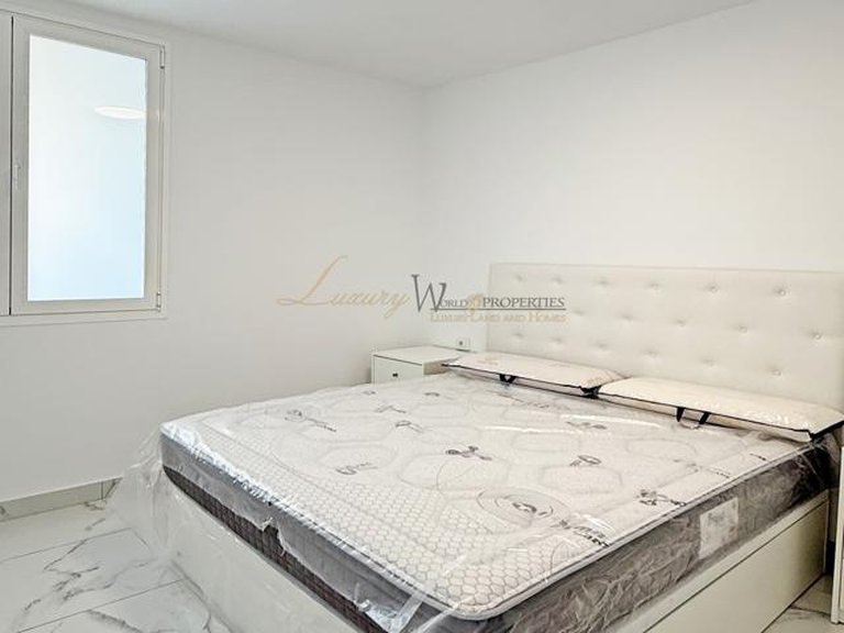 Apartment for Sale in Los Cristianos, Tenerife, España 8