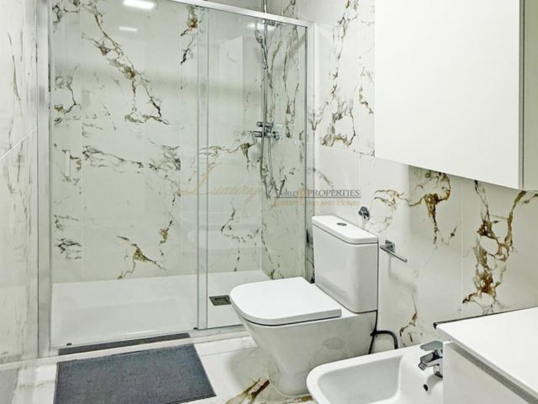 Apartment for Sale in Los Cristianos, Tenerife, España 12