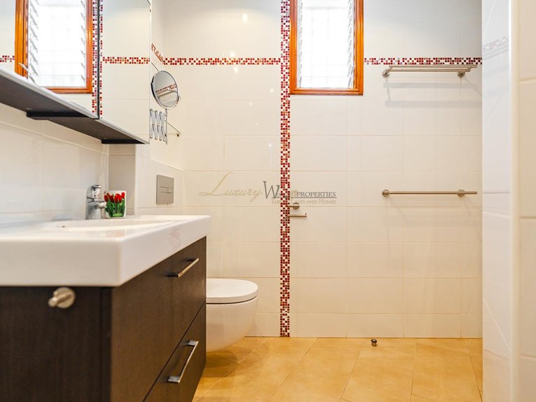 Apartment for Sale in Los Cristianos, Tenerife, España 21