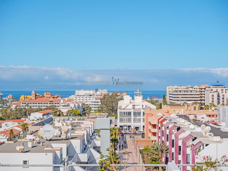 Apartment for Sale in Los Cristianos, Tenerife, España 1