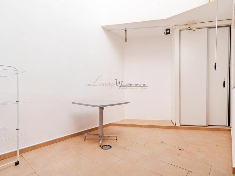 Apartment for Sale in Los Cristianos, Tenerife, España 28