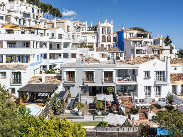 Town House for Sale in BenahavÍs, Malaga 5