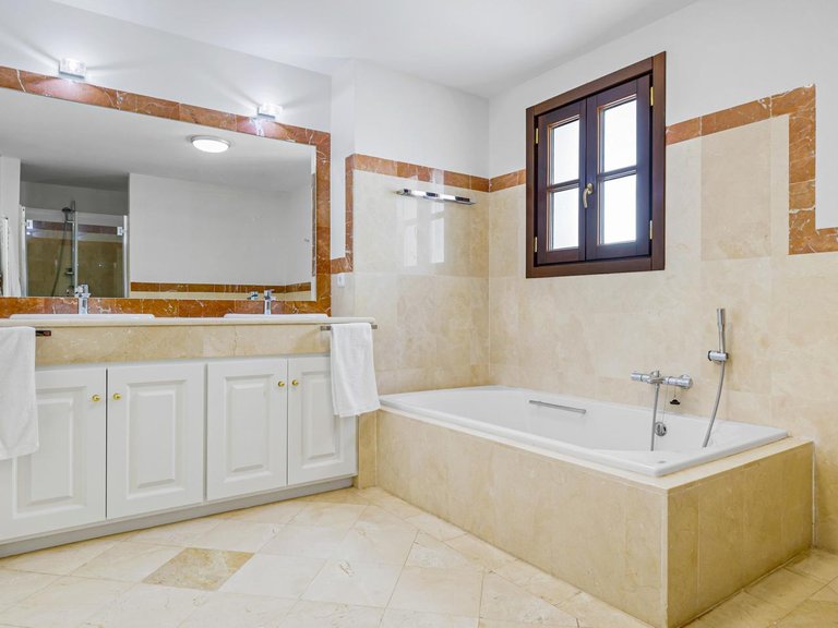 Town House for Sale in Benahavís, Malaga 14