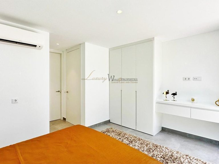 Villa for Sale in Rocabella, Tenerife, España 28