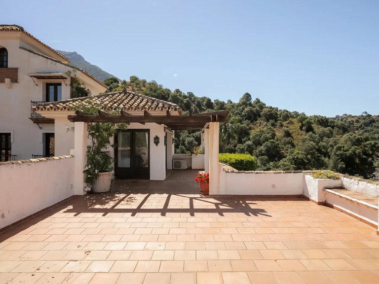 Villa for Sale in Istán, Malaga 27