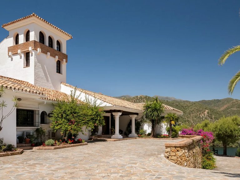 Villa for Sale in Istán, Malaga 30