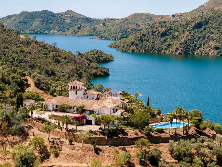 Villa for Sale in Istán, Malaga 1