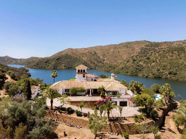 Villa for Sale in Istán, Malaga 36