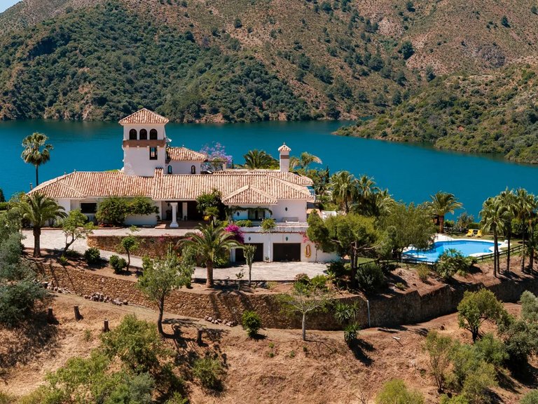 Villa for Sale in Istán, Malaga 35