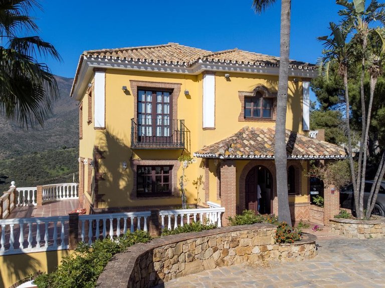 Villa for Sale in Estepona, Malaga 2