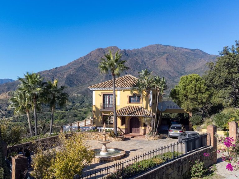 Villa for Sale in Estepona, Malaga 44