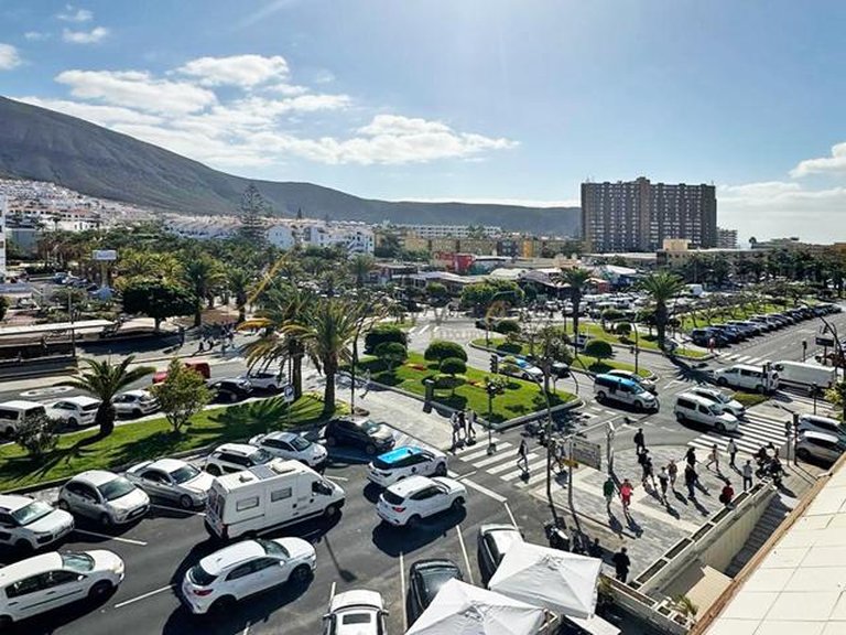 Apartment for Sale in Los Cristianos, Tenerife, España 1