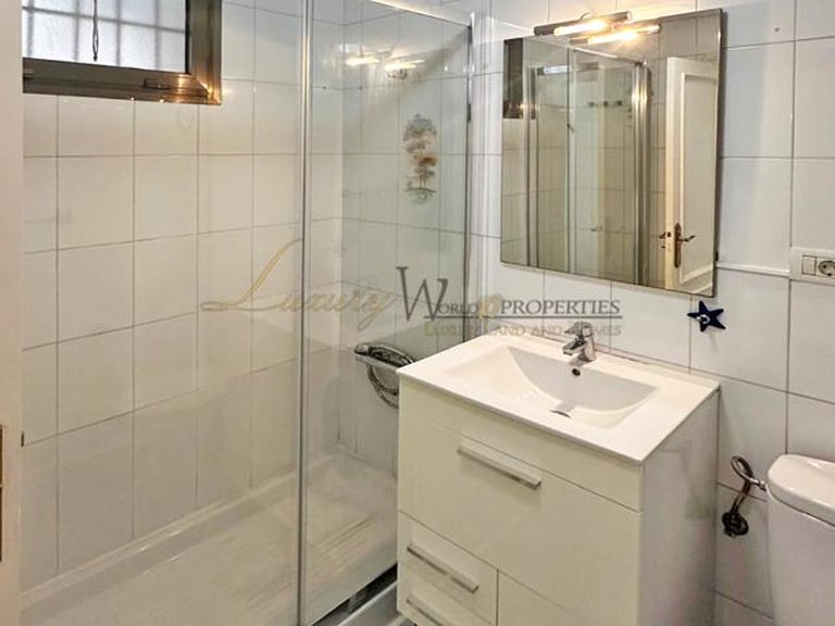 Apartment for Sale in Los Cristianos, Tenerife, España 8
