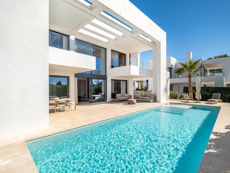Villa for Sale in Estepona, Malaga 32