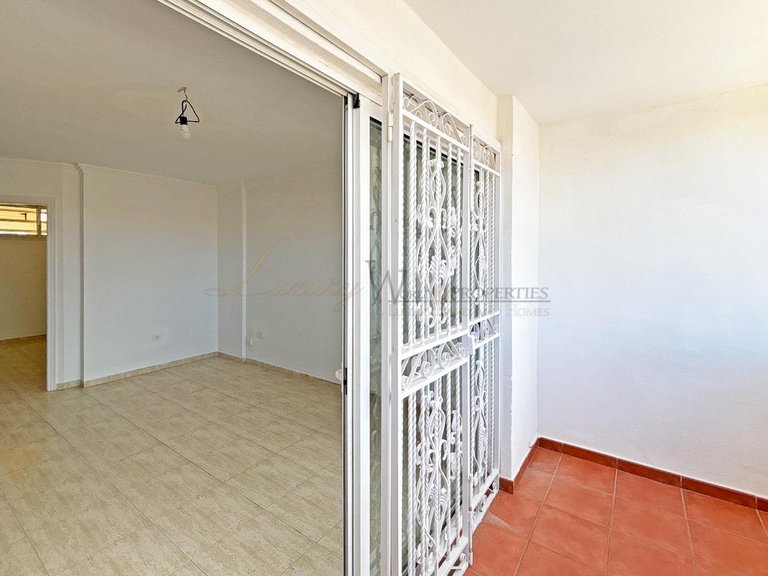 Town House for Sale in Los Cristianos, Tenerife, España 3