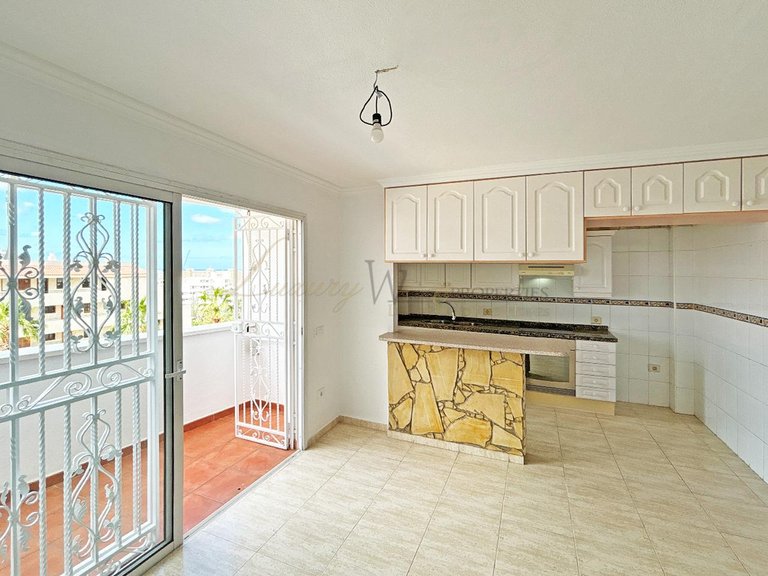 Town House for Sale in Los Cristianos, Tenerife, España 5