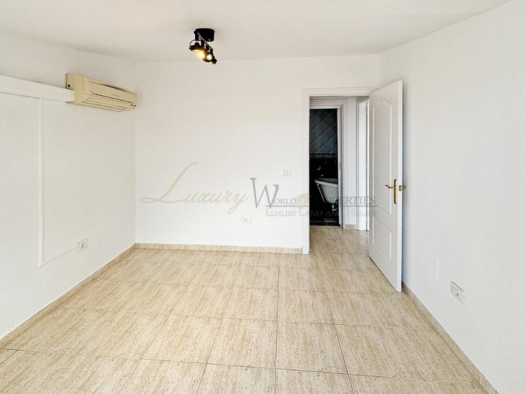 Town House for Sale in Los Cristianos, Tenerife, España 23