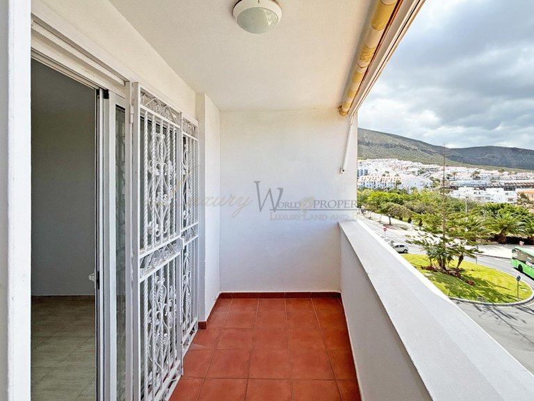 Town House for Sale in Los Cristianos, Tenerife, España 2