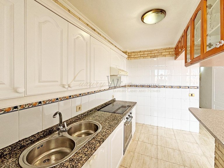 Town House for Sale in Los Cristianos, Tenerife, España 11