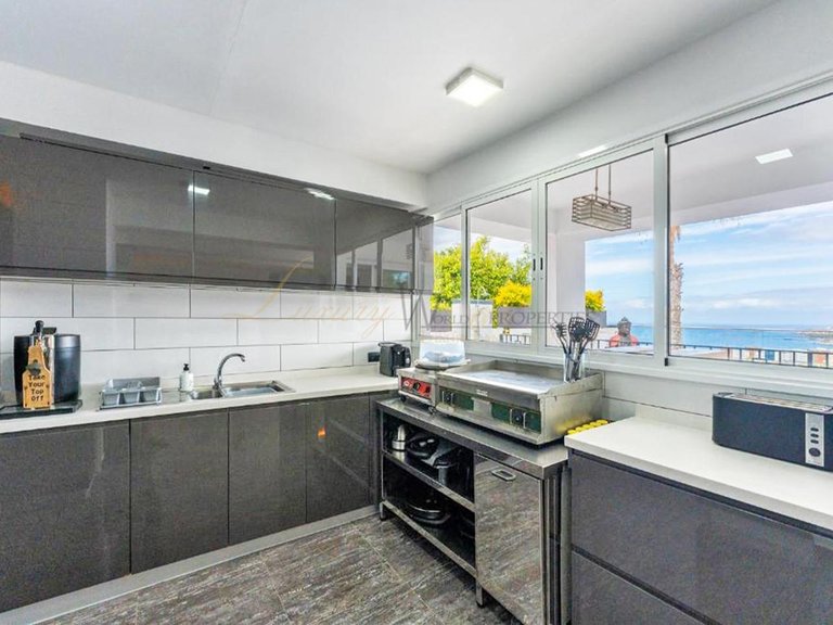 Villa for Sale in Costa Adeje, Tenerife, España 12