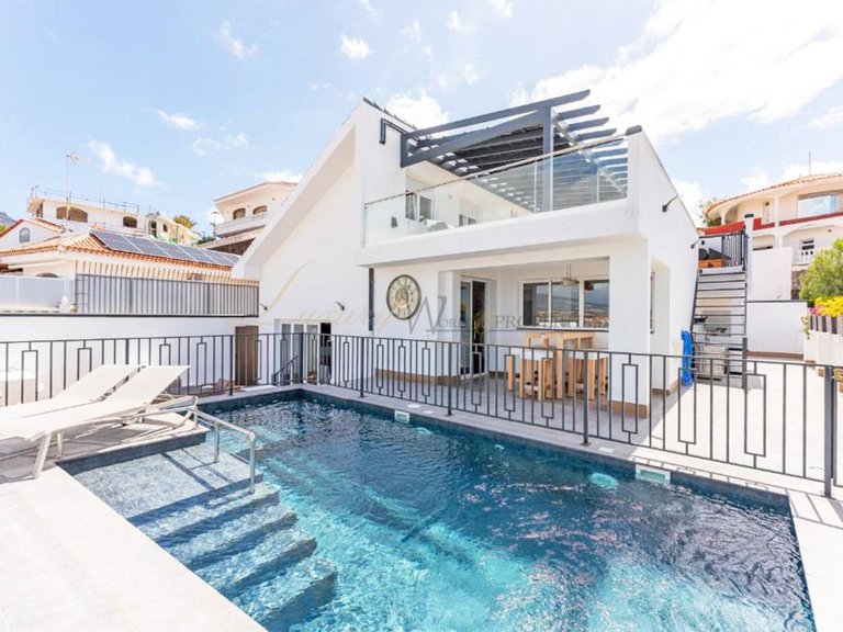 Villa for Sale in Costa Adeje, Tenerife, España 1