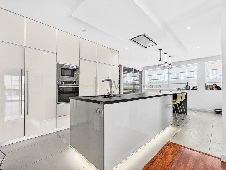 Villa for Sale in Los Cristianos, Tenerife, España 15